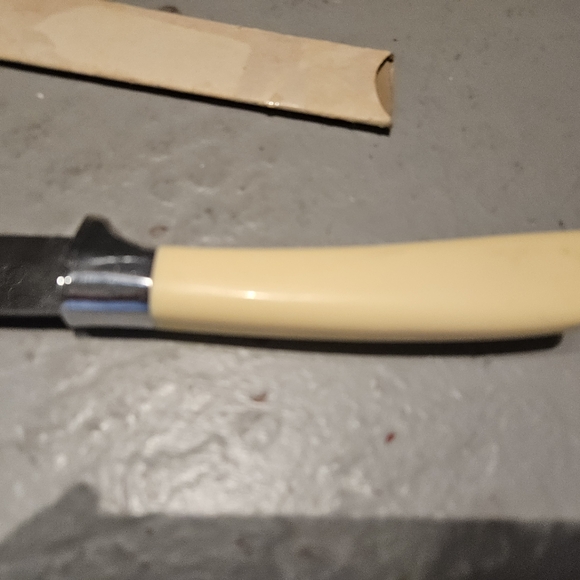 Quikut 10" Knife Cream Handle - Picture 6 of 13
